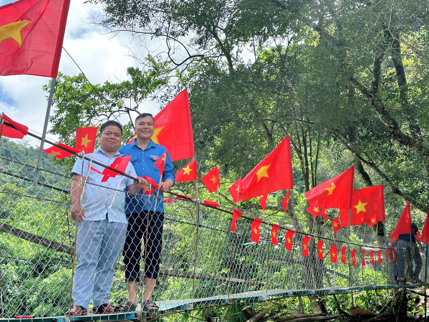 Cây cầu trị giá 150 triệu đồng từ hỗ trợ của mạnh thường quân, và sự đóng góp công sức của đoàn viên thanh niên và người dân. Với sự nhiệt huyết, nỗ lực, công trình ý nghĩa hoàn thành đúng lễ Quốc khánh 2/9. Cây cầu trị giá 150 triệu đồng từ hỗ trợ của mạnh thường quân, và sự đóng góp công sức của đoàn viên thanh niên và người dân. Với sự nhiệt huyết, nỗ lực, công trình ý nghĩa hoàn thành đúng lễ Quốc khánh 2/9.