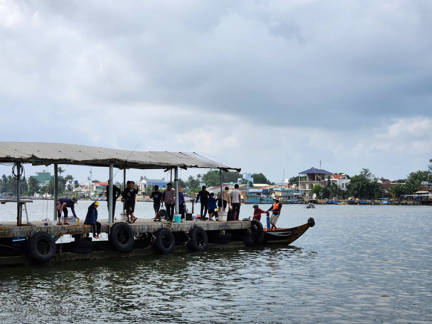 Dân xã đảo mệt mỏi vì 'cụ' phà liên tục hỏng, phải cậy chiếc ghe nhỏ để qua sông.