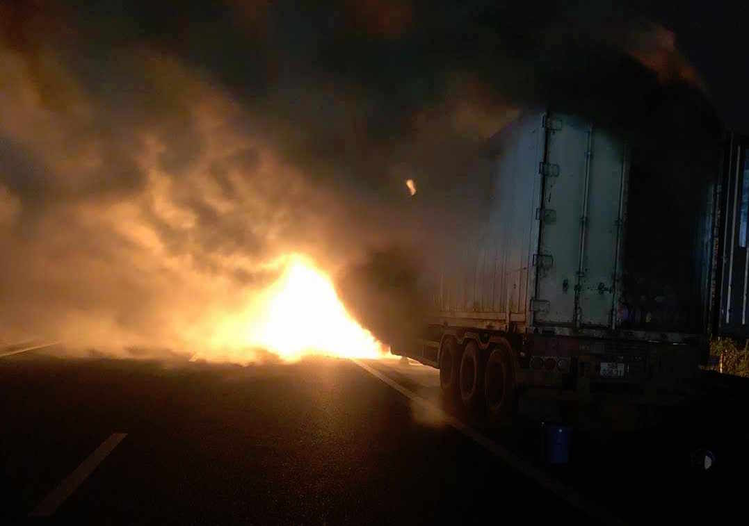 Ngọn lửa bao trùm và thiêu rụi xe đầu kéo.