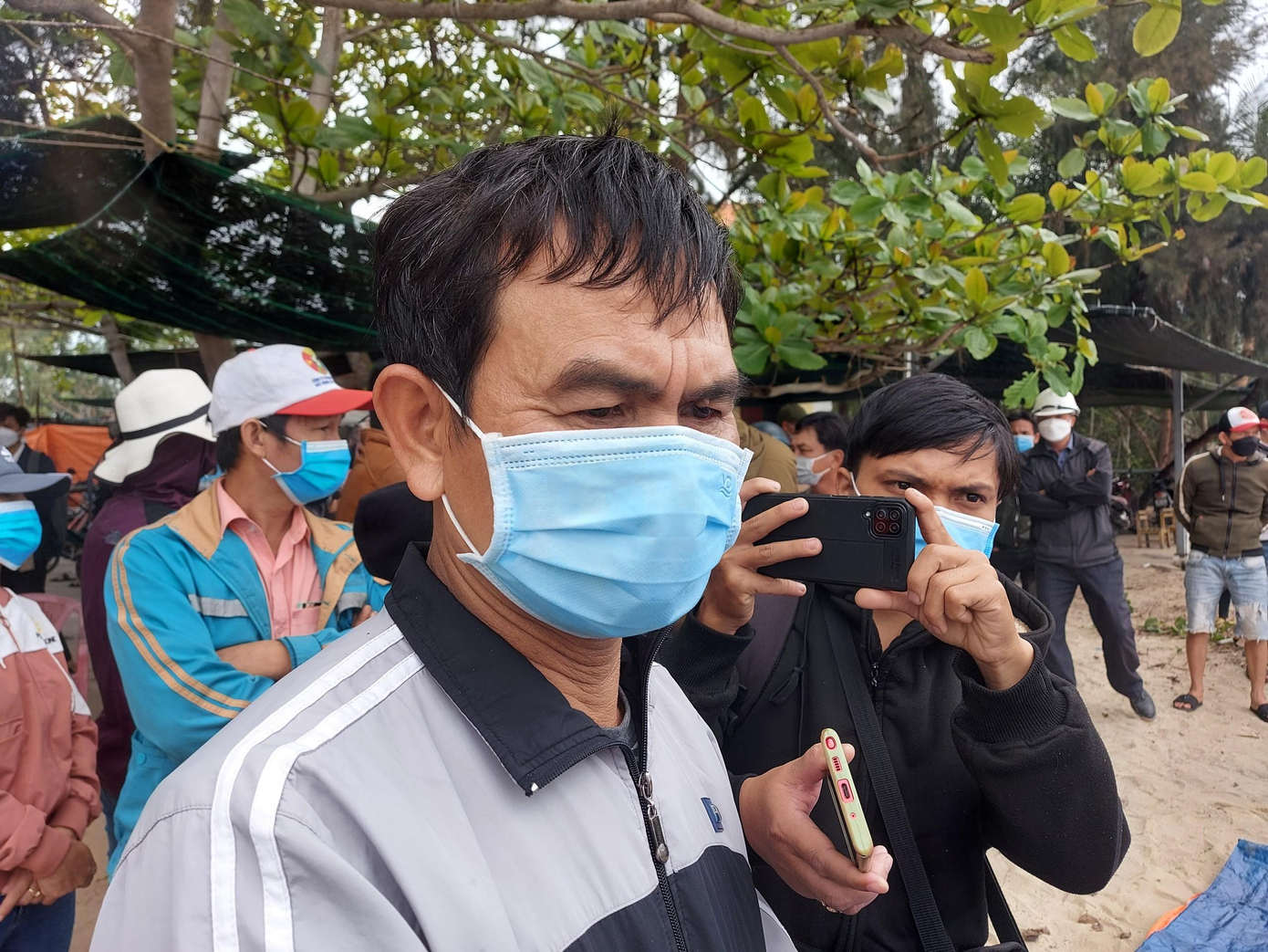 Người chú của em M. A nạn nhân mất tích quặn lòng ngóng tin cháu.