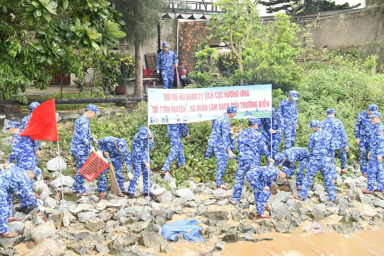 Hàng trăm chiến sĩ tham gia Ngày thứ Bảy tình nguyện, làm sạch môi trường biển. Hàng trăm chiến sĩ tham gia Ngày thứ Bảy tình nguyện, làm sạch môi trường biển.