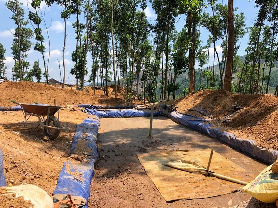 “Không chỉ dựng lều ở, khoét núi tìm vàng, họ còn sử dụng nhiều chất độc hại để đãi vàng làm ô nhiễm môi trường. Dân bức xúc tố lên chính quyền nhưng gần như không thay đổi được gì nhiều" - ông H. người dân ở thôn Bồng Miêu cho hay.