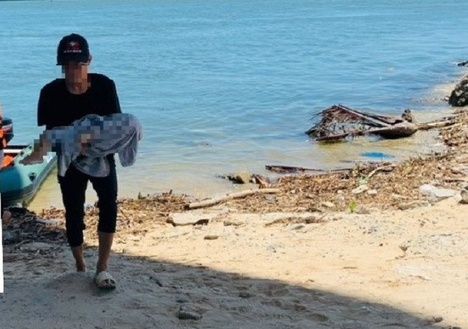 Tìm thấy thi thể bé gái 1 tuổi trong vụ cha ôm con nhảy cầu Cửa Đại. Tìm thấy thi thể bé gái 1 tuổi trong vụ cha ôm con nhảy cầu Cửa Đại.