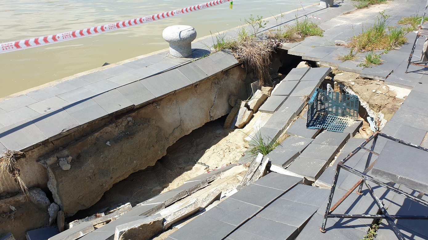 Chính quyền đã giăng dây, cảnh báo nguy hiểm cho người đi bộ.