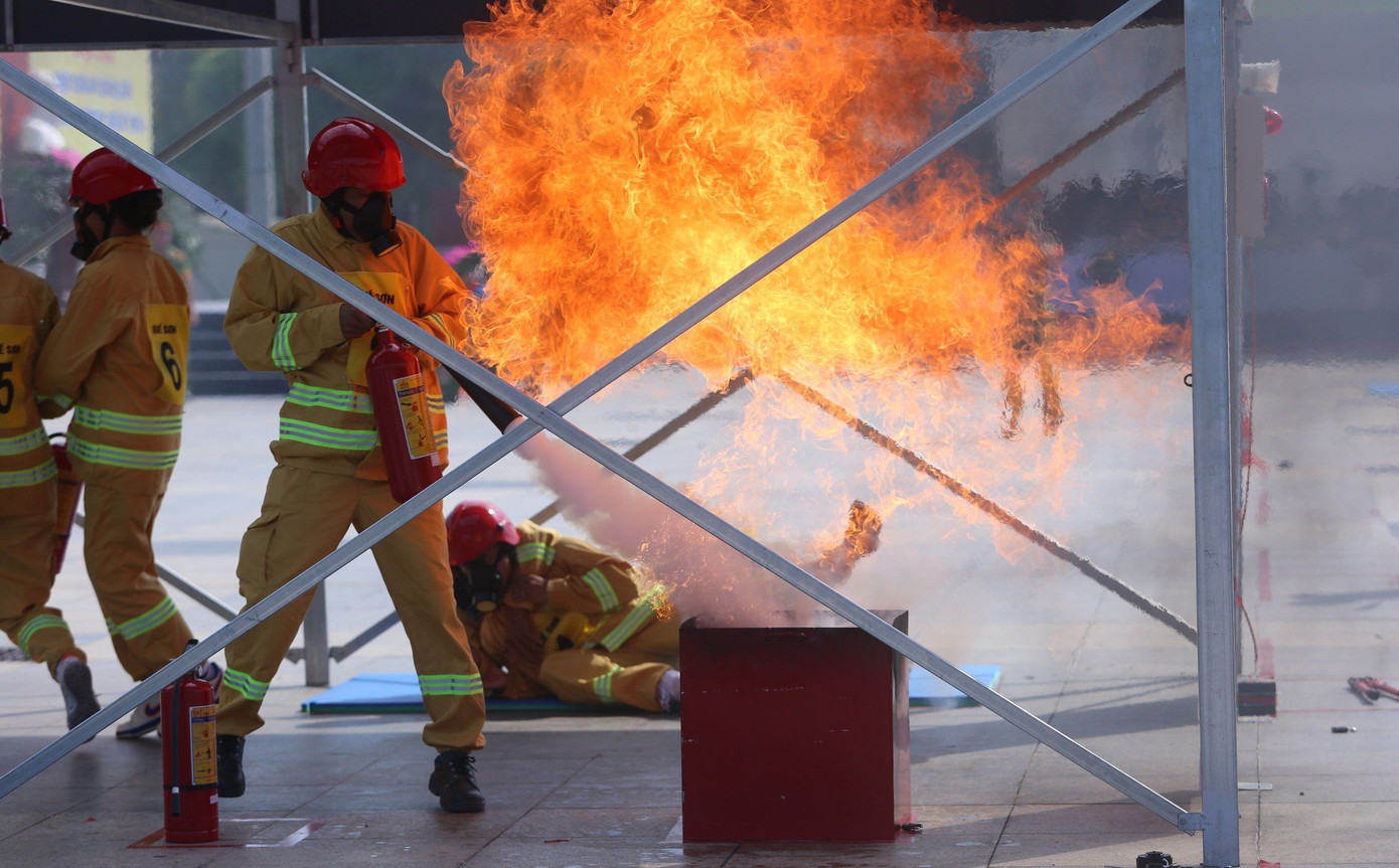 Hình ảnh các đội thi thực hành nghiệp vụ PCCC và cứu nạn, cứu hộ.