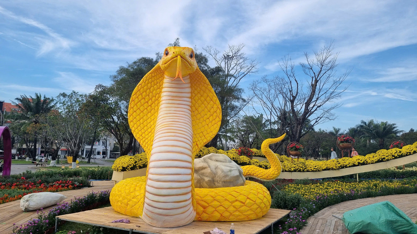 Cặp rắn vàng này cao 3,2 mét, được làm với chất liệu chủ yếu là xốp. Cặp rắn vàng này cao 3,2 mét, được làm với chất liệu chủ yếu là xốp.