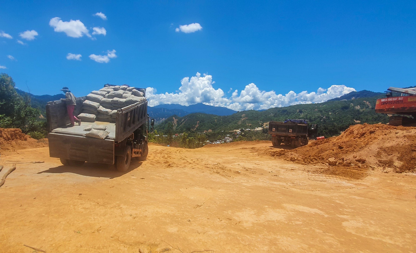 Bãi đáp trực thăng đang xây dựng ở xã Trà Tập.