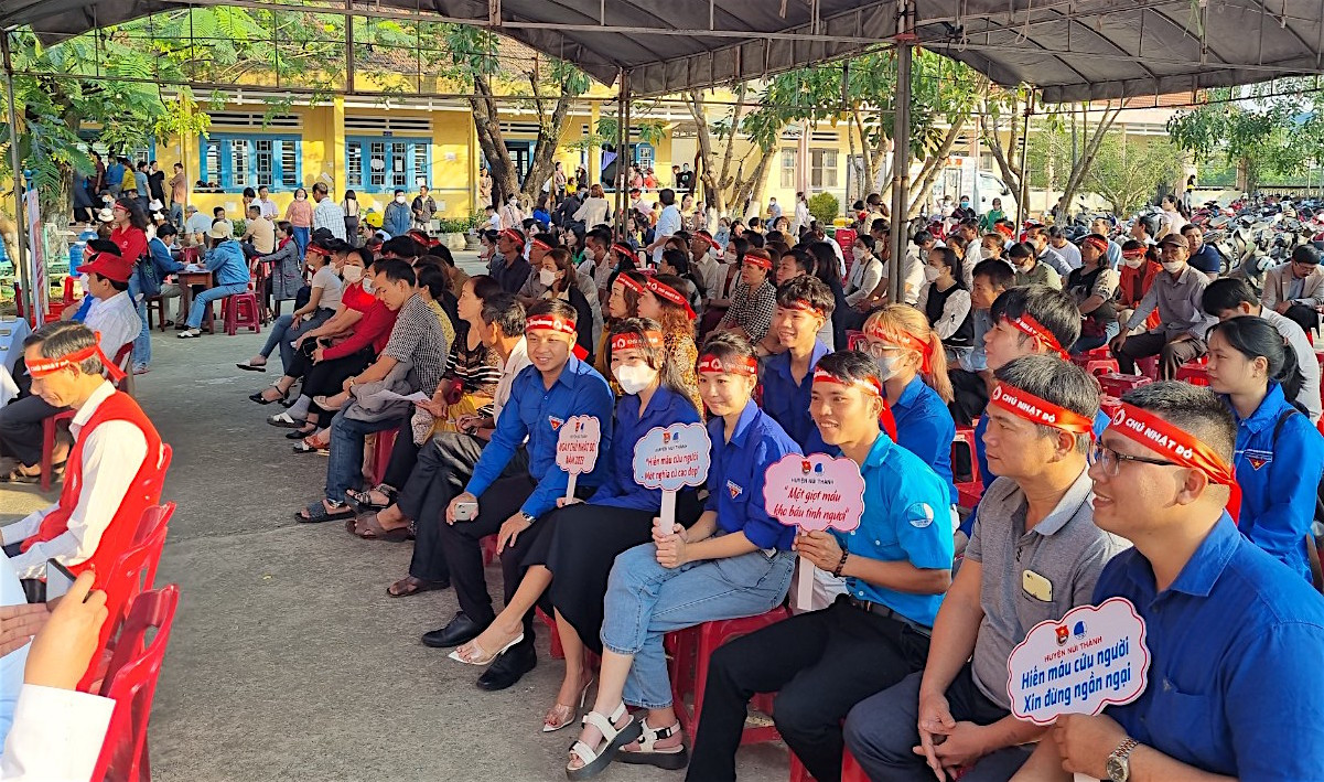 Bạn trẻ tham dự Chủ nhật đỏ.