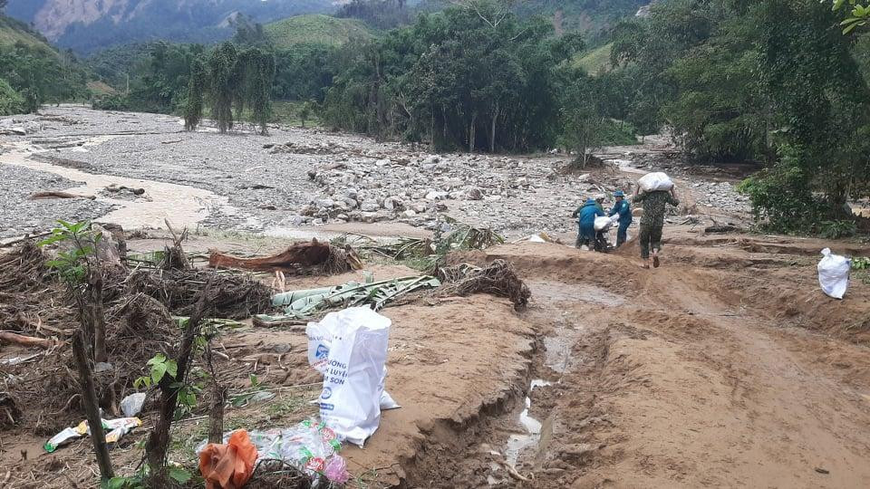 Cõng gạo vào vùng sạt lở chia cắt ở Phước Sơn trong mùa mưa bão năm 2020.