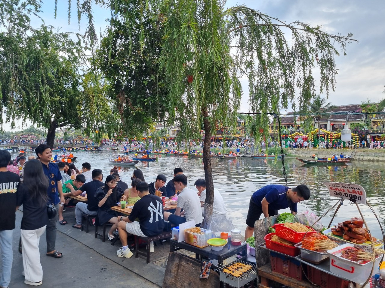 Ẩm thực phố Hội dọc sông Hoài hấp dẫn du khách. Ẩm thực phố Hội dọc sông Hoài hấp dẫn du khách.