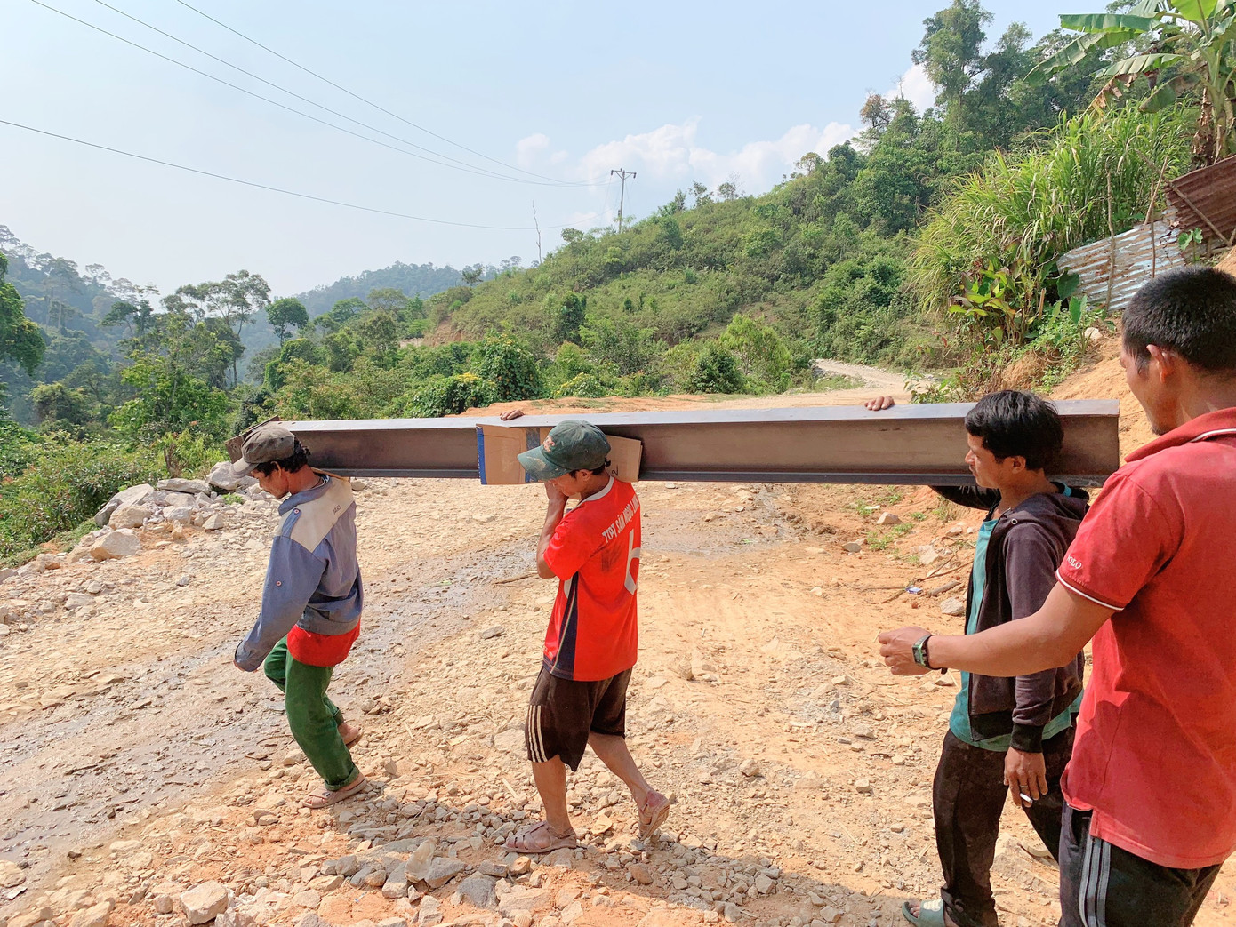 Nhìn các bạn trẻ áo đẫm mồ hôi mang vác triển khai dự án thiện nguyện, bà con dân làng cũng vượt cả chục cây số đường núi, phăng phăng cõng vật liệu, bắt tay cùng làm.