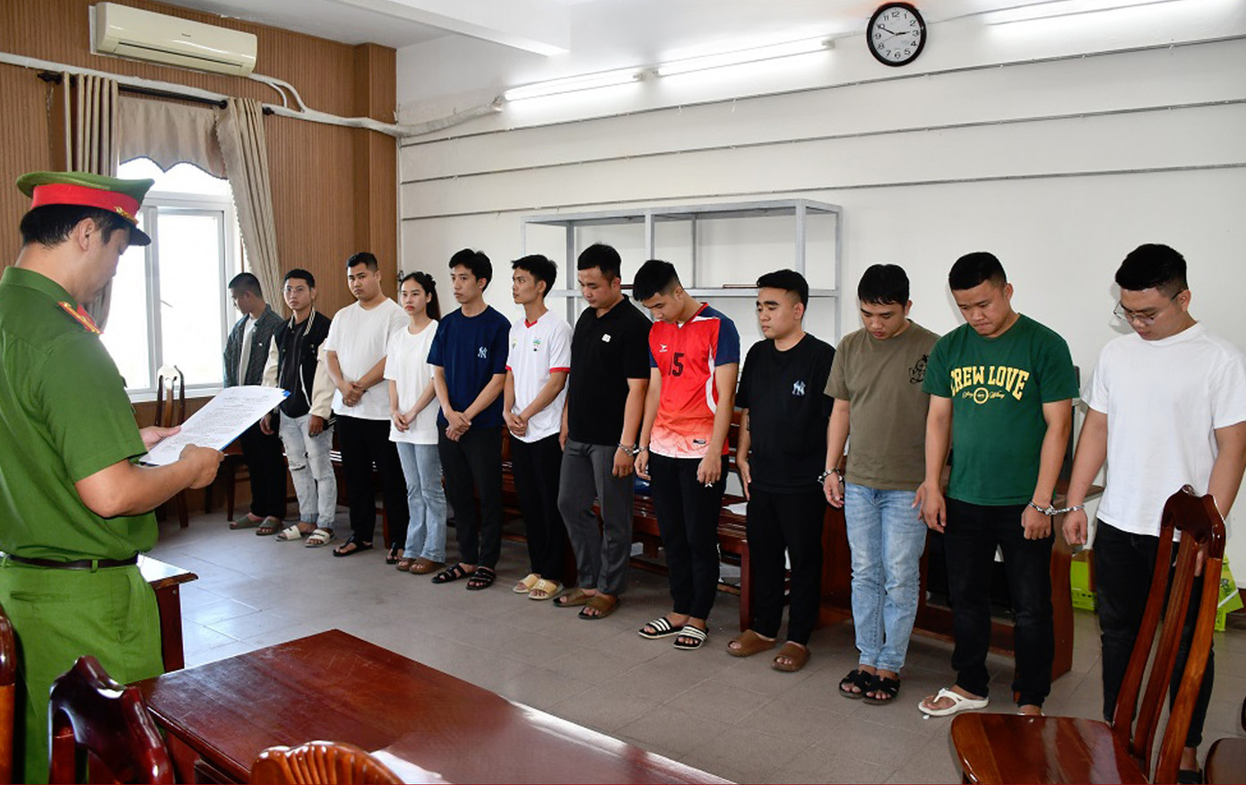 Bắt nhóm đối tượng chuyên chuyên bẻ khóa chiếm đoạt tài khoản facebook. Ảnh CA