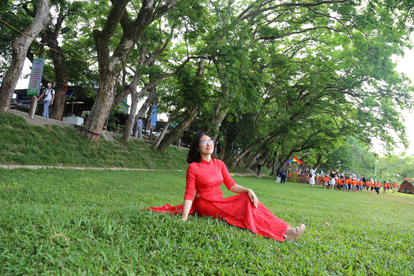 Bóng sưa cổ thụ rợp mát, là điểm đến yêu thích của du khách và người dân những ngày hè nắng nóng. Bóng sưa cổ thụ rợp mát, là điểm đến yêu thích của du khách và người dân những ngày hè nắng nóng.