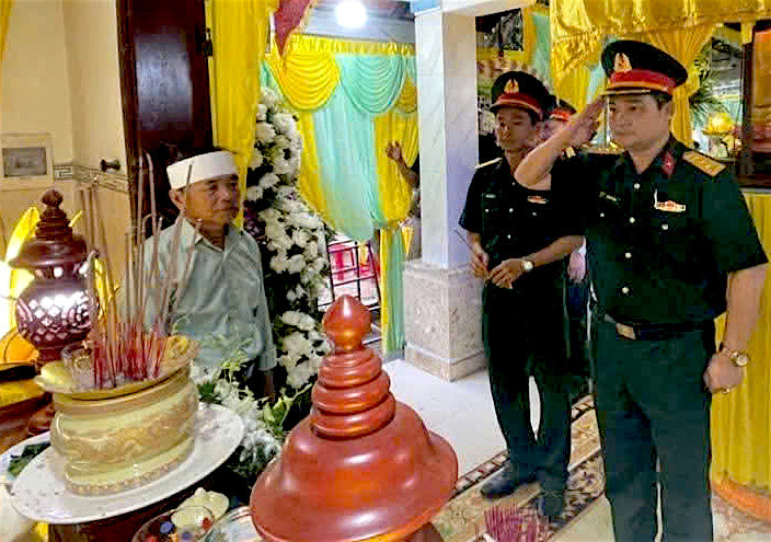 Đoàn công tác Bộ CHQS tỉnh Quảng Nam đã đến viếng hương Mẹ VNAH Lê Thị Trị. Ảnh CTV Đoàn công tác Bộ CHQS tỉnh Quảng Nam đã đến viếng hương Mẹ VNAH Lê Thị Trị. Ảnh CTV