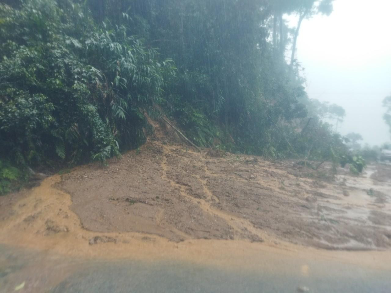 Đất trên núi đổ tràn ra đường. Đất trên núi đổ tràn ra đường.