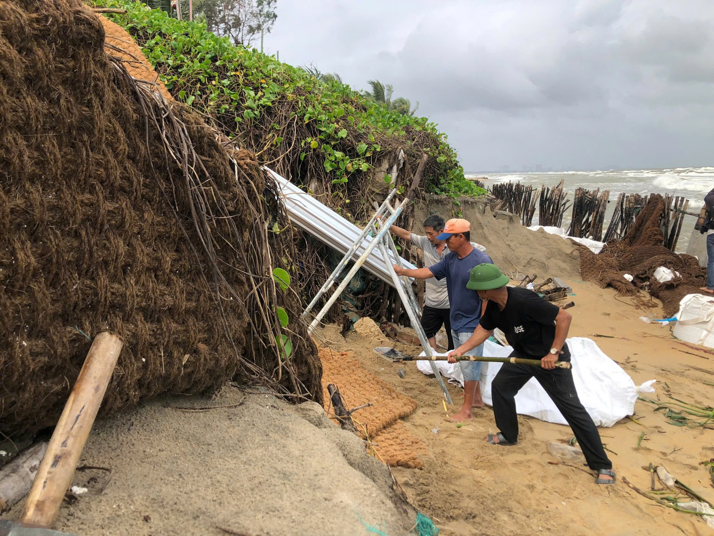 Lực lượng chức năng và người dân nỗ lực ứng phó nhưng tình trạng sạt lở diễn ra ngày càng nghiêm trọng.