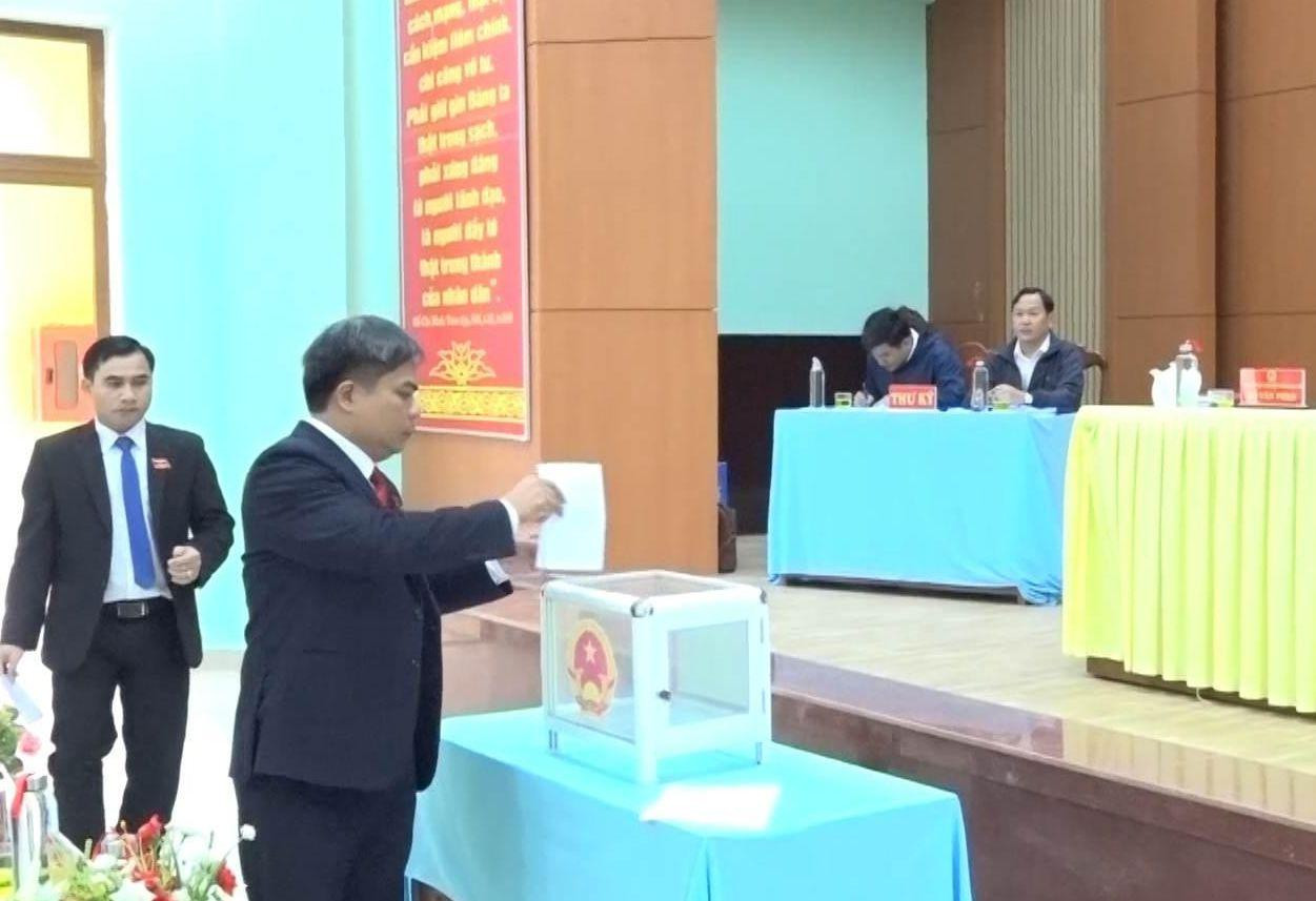 HĐND huyện Phước Sơn thực hiện quy trình miễn nhiệm Trưởng Ban Dân tộc HĐND, đại biểu HĐND huyện đối với bà Phạm Thị Minh Nguyệt. Ảnh CTV