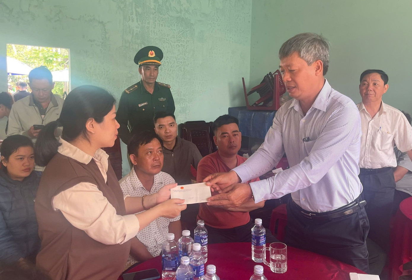 Phó Chủ tịch tỉnh Quảng Nam Hồ Quang Bửu thăm hỏi, động viên, trao tiền hỗ trợ gia đình ngư dân gặp nạn. Phó Chủ tịch tỉnh Quảng Nam Hồ Quang Bửu thăm hỏi, động viên, trao tiền hỗ trợ gia đình ngư dân gặp nạn.