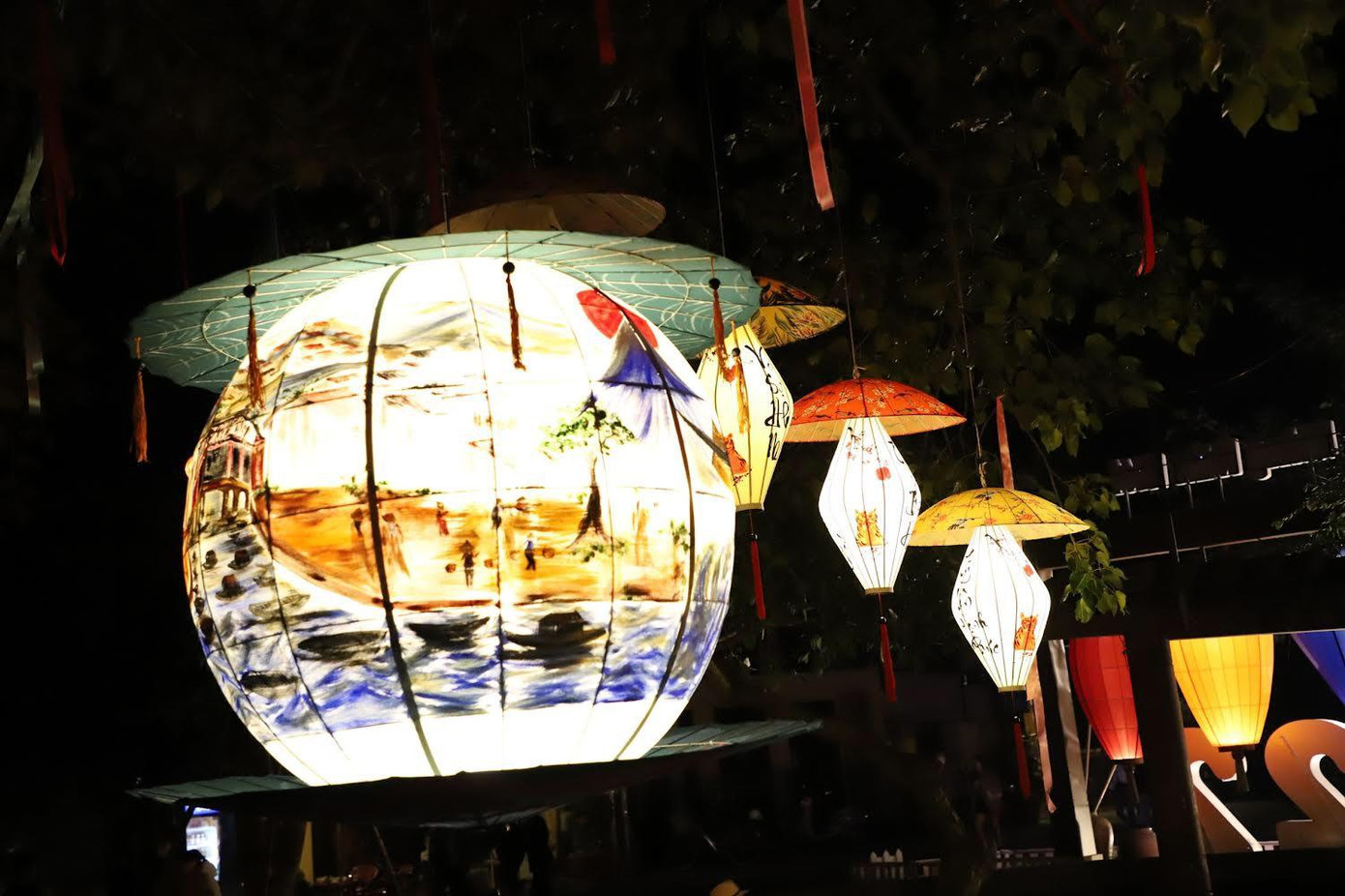 Đèn lồng thắp sáng, Hội An lung linh về đêm Đèn lồng thắp sáng, Hội An lung linh về đêm