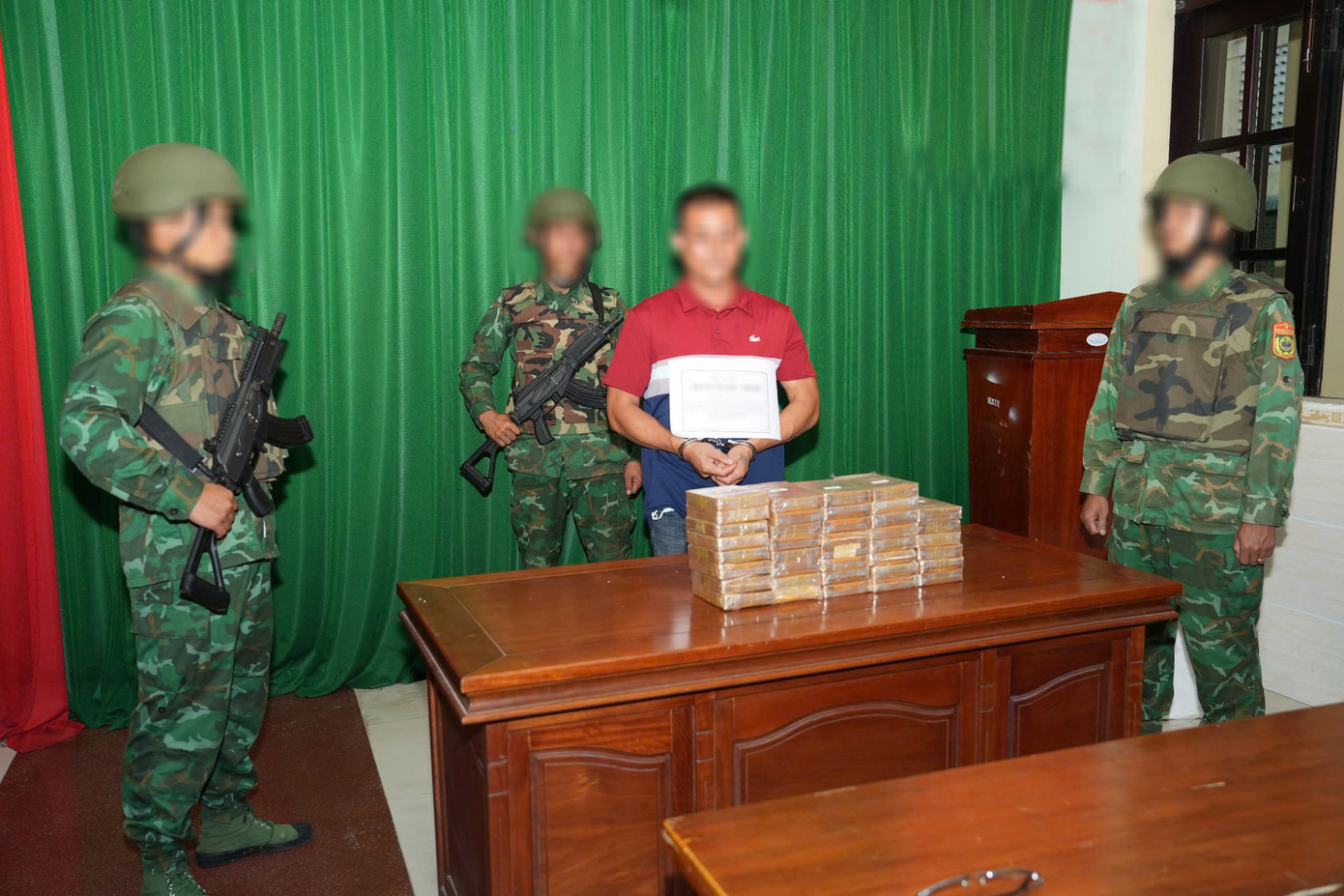 Đối tượng T.N.T và tang vật trong vụ án. Ảnh BĐBPQN