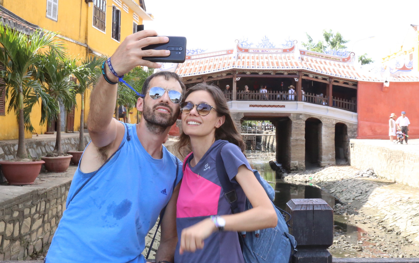 Cặp đôi check-in cùng di tích Chùa Cầu sau trùng tu. Ảnh: Hoài Văn.