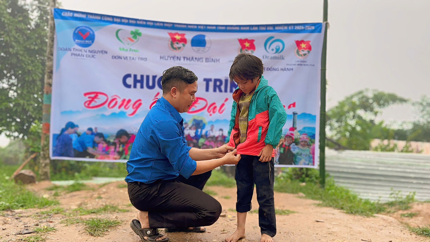 Áo ấm đại ngàn đến với các em nhỏ làng Tak Chay.