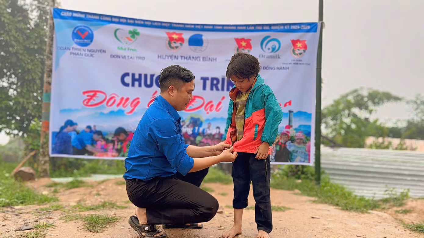 Áo ấm đại ngàn đến với các em nhỏ làng Tak Chay.