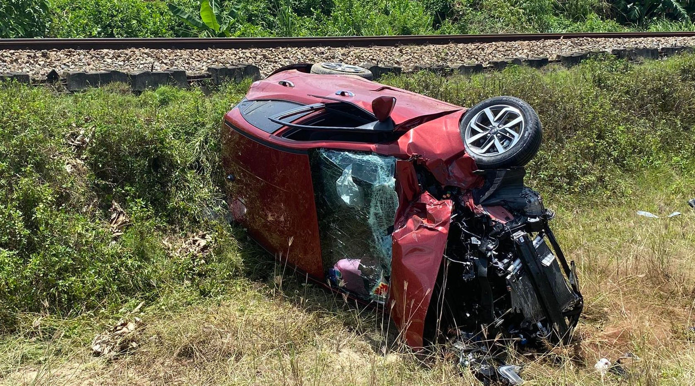 Hiện trường xe ô tô 4 chỗ bẹp dúm sau va chạm với tàu hoả. Hiện trường xe ô tô 4 chỗ bẹp dúm sau va chạm với tàu hoả.