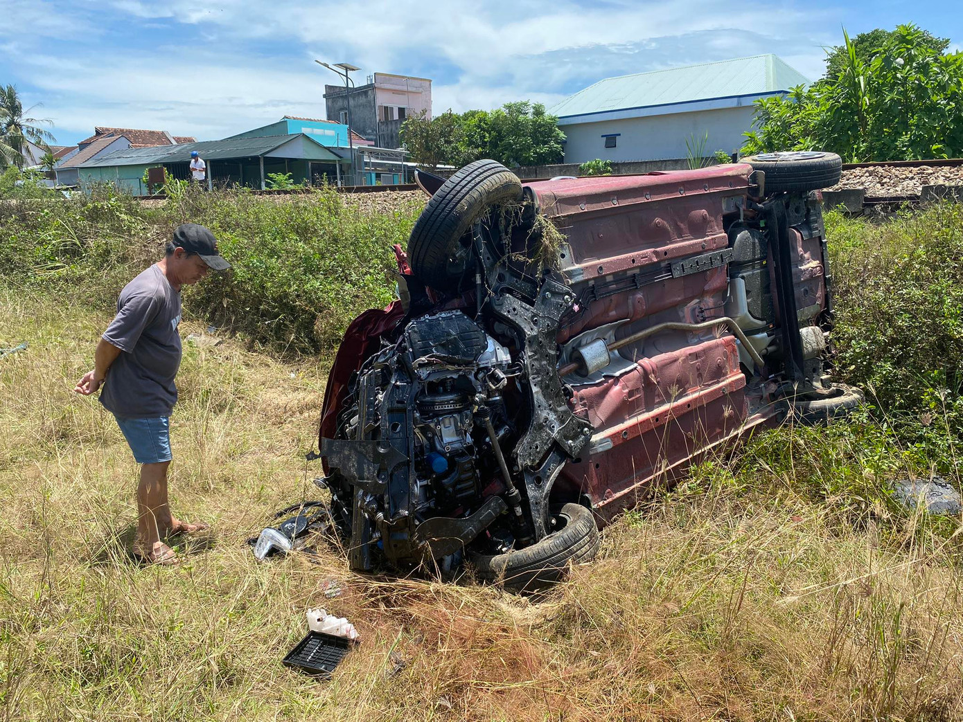 Hiện trường xe ô tô 4 chỗ bẹp dúm sau va chạm với tàu hoả. Hiện trường xe ô tô 4 chỗ bẹp dúm sau va chạm với tàu hoả.