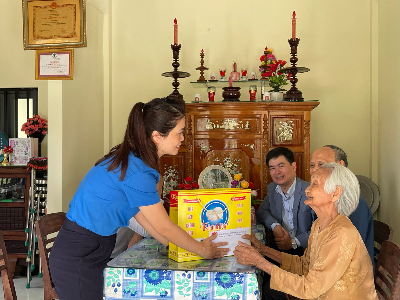 Bí thư Tỉnh Đoàn Quảng Nam thăm, tặng quà Mẹ VNAH.