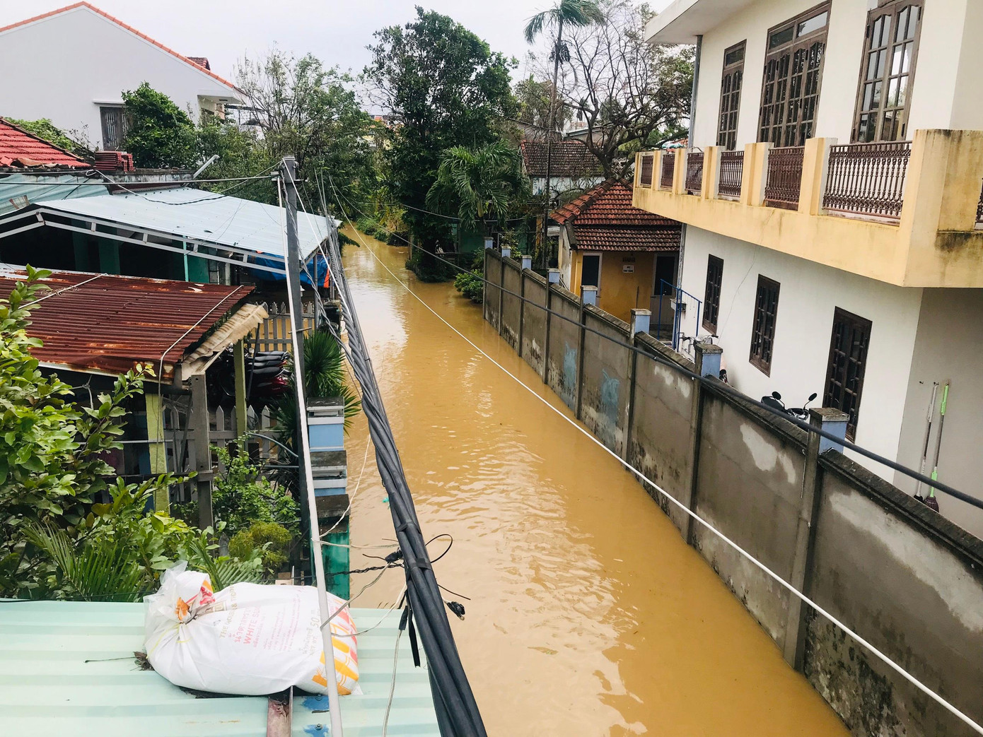 Nhiều khu dân cư ở thành phố Hội An cũng ngập trong biển nước.