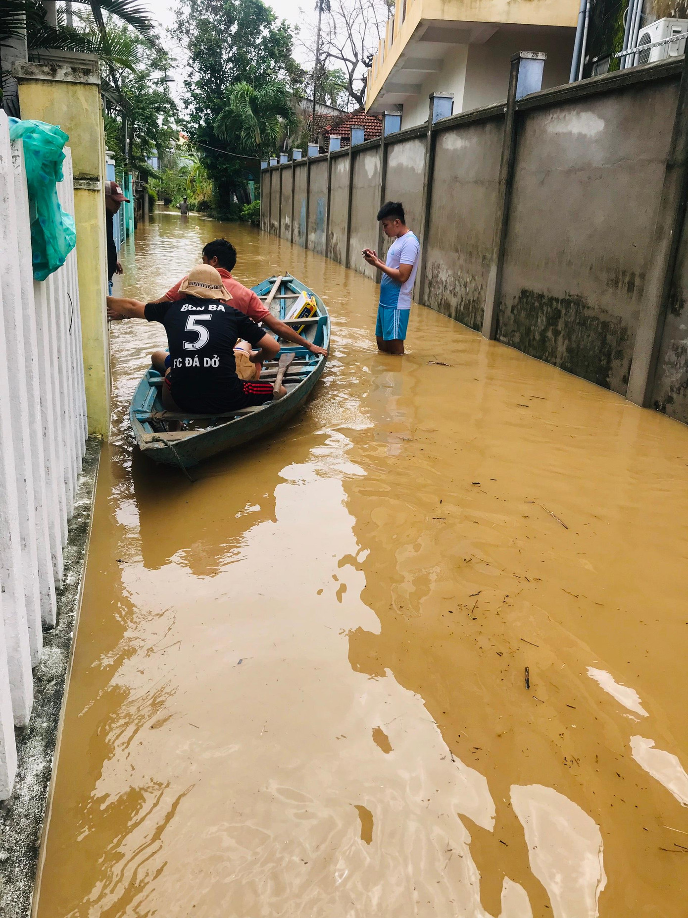 Người dân phải di chuyển bằng ghe, thuyền.