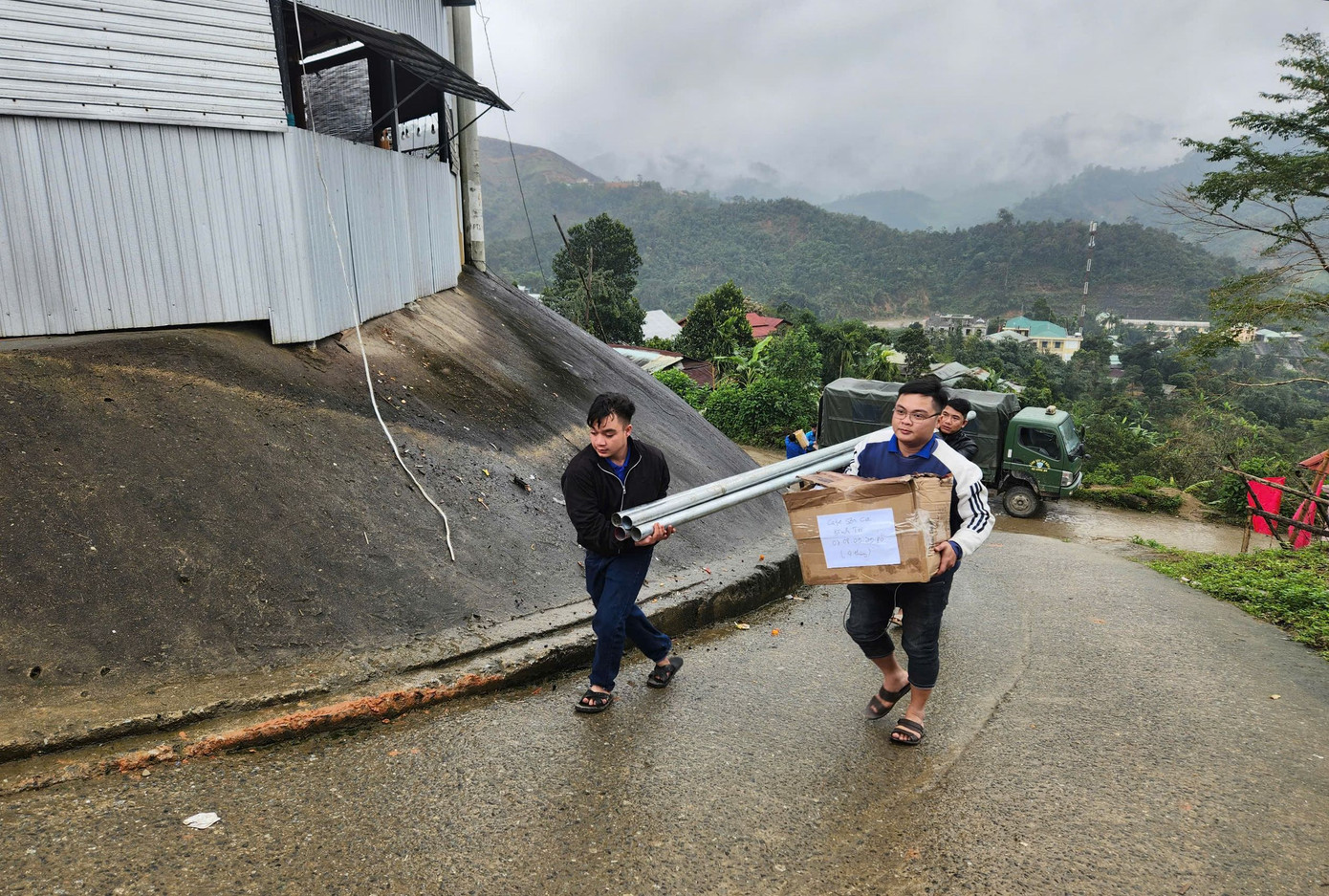 Hành trình đáng nhớ ngày mưa lạnh cuối năm. Hành trình đáng nhớ ngày mưa lạnh cuối năm.