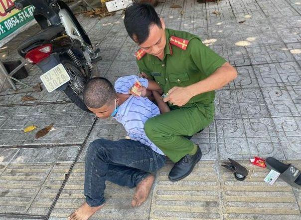 Trên đường tẩu tán chiếc xe vừa trộm, đối tượng bị công an phát hiện bắt giữ. Ảnh CA