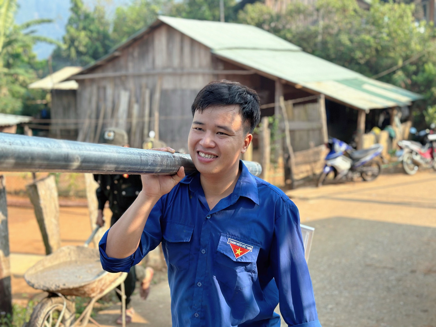 Áo xanh "bỏ lễ" cõng điện, dẫn nước về bản. Áo xanh "bỏ lễ" cõng điện, dẫn nước về bản.