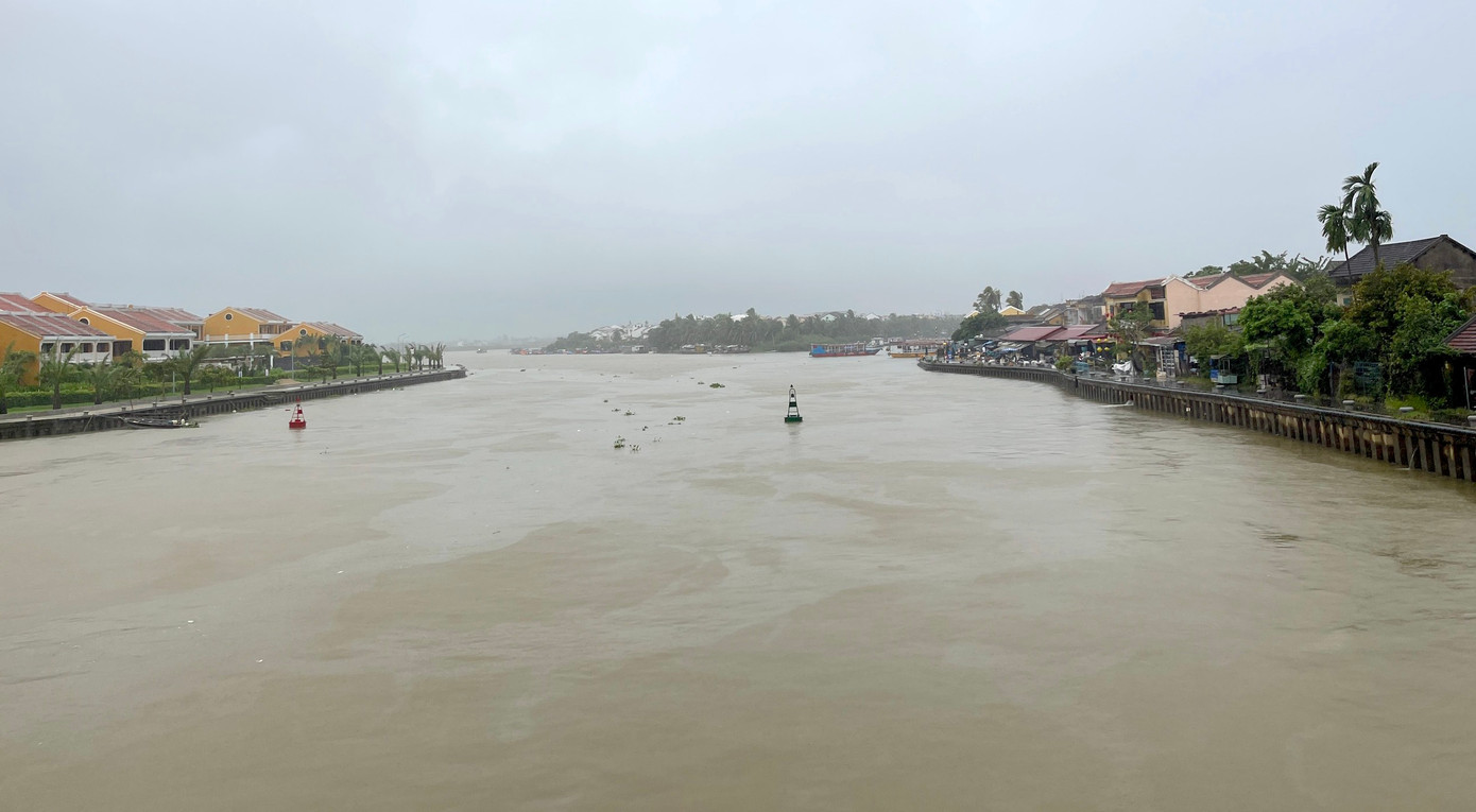 Nước lũ dâng trên sông Hoài, Hội An.