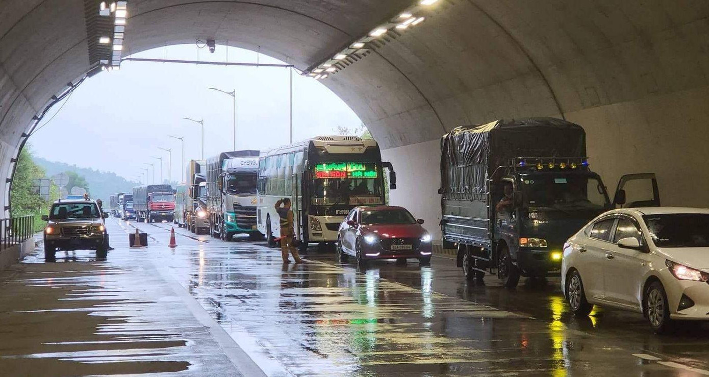 Lực lượng chức năng tổ chức cứu hộ phương tiện, phân luồng điều tiết giao thông