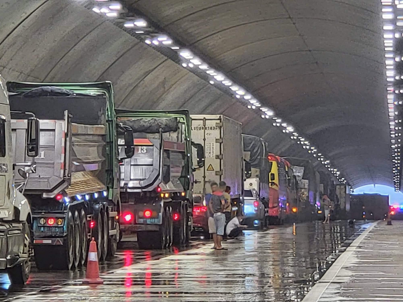 Ùn tắc kéo dài hơn 2 giờ đồng hồ do chiếc xe tải nổ lốp khi lưu thông trên cao tốc.