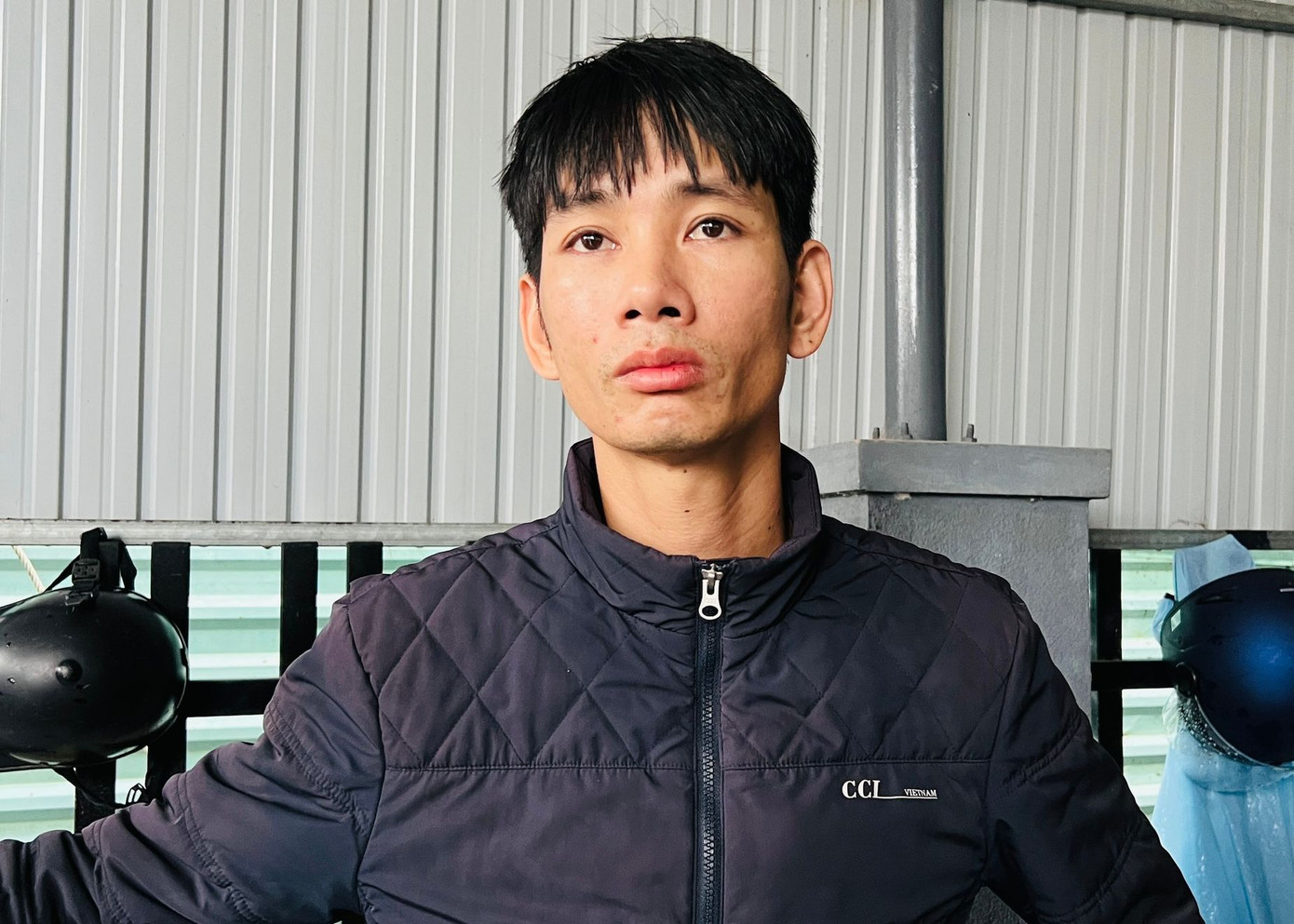 Đặng Thế Công, con trai ngư dân Đặng Thống Tới ngóng tin cha. Đặng Thế Công, con trai ngư dân Đặng Thống Tới ngóng tin cha.