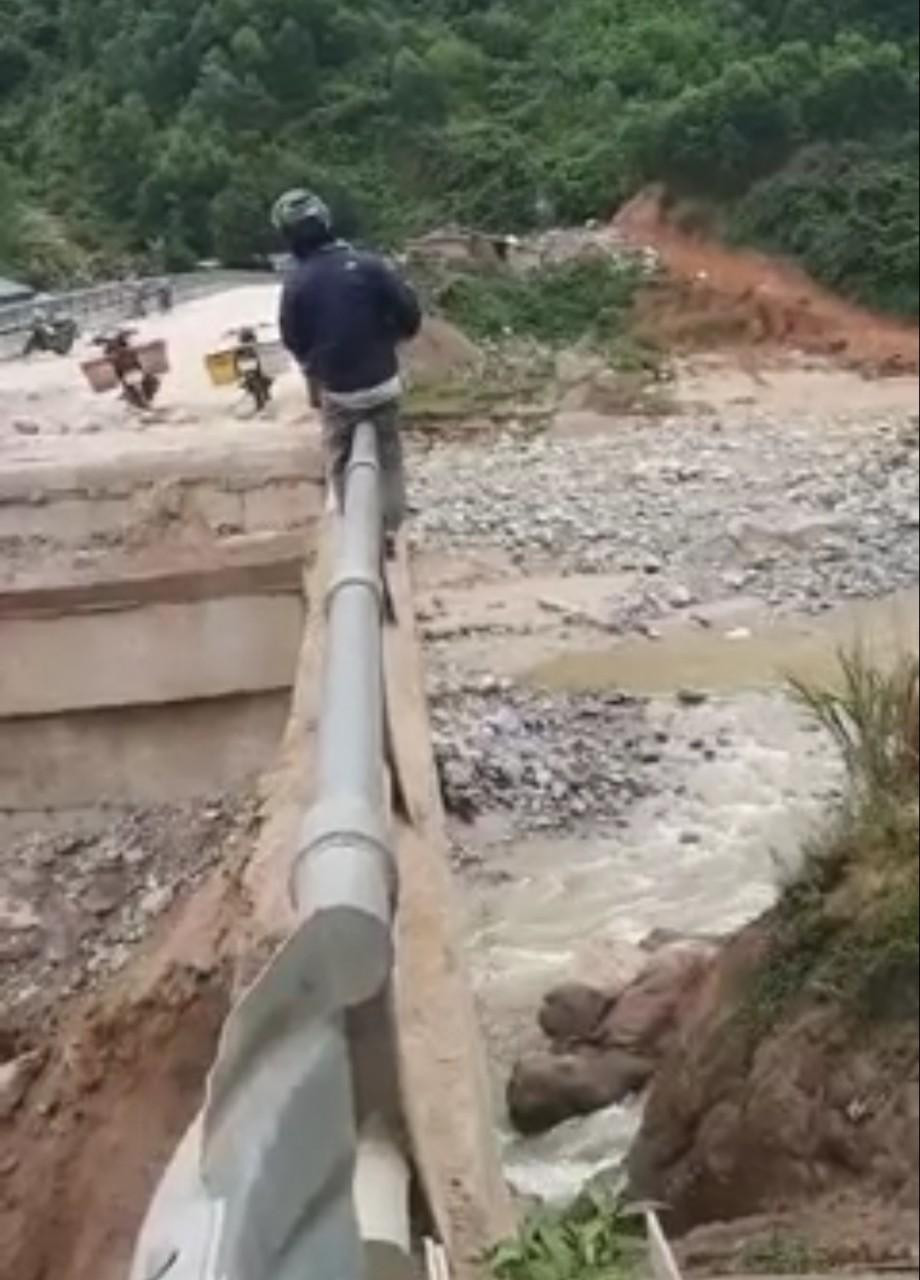 Người dân bám lan can để qua cầu. Người dân bám lan can để qua cầu.