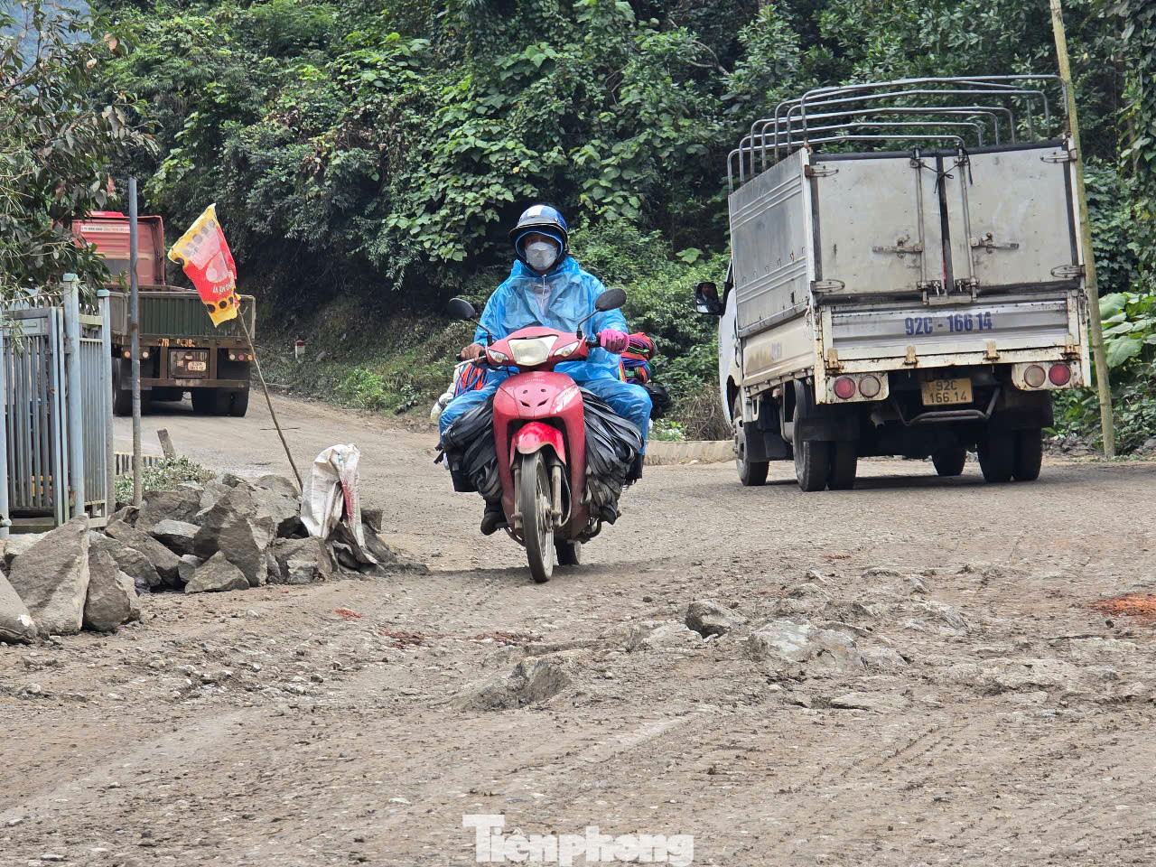 Theo ghi nhận, tuyến đường mặt đường bị sình lầy và xuất hiện nhiều ổ voi, ổ gà nên mỗi khi trời mưa lớn nước đọng thành vũng. Nhiều đoạn nền đường bị sụt lún sâu khiến phương tiện phải xếp hàng “bò” qua từng đoạn.