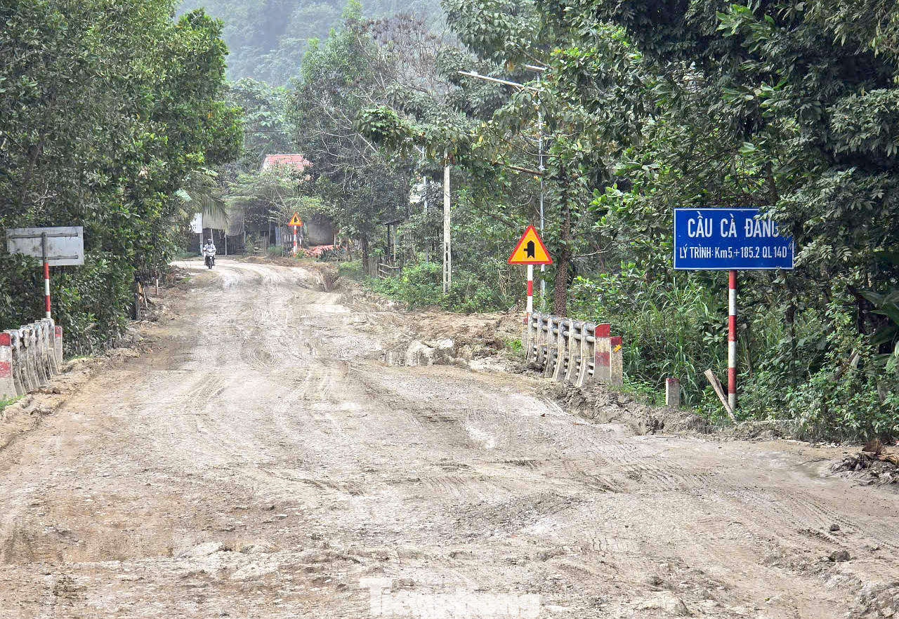 Theo ghi nhận, tuyến đường mặt đường bị sình lầy và xuất hiện nhiều ổ voi, ổ gà nên mỗi khi trời mưa lớn nước đọng thành vũng. Nhiều đoạn nền đường bị sụt lún sâu khiến phương tiện phải xếp hàng “bò” qua từng đoạn.