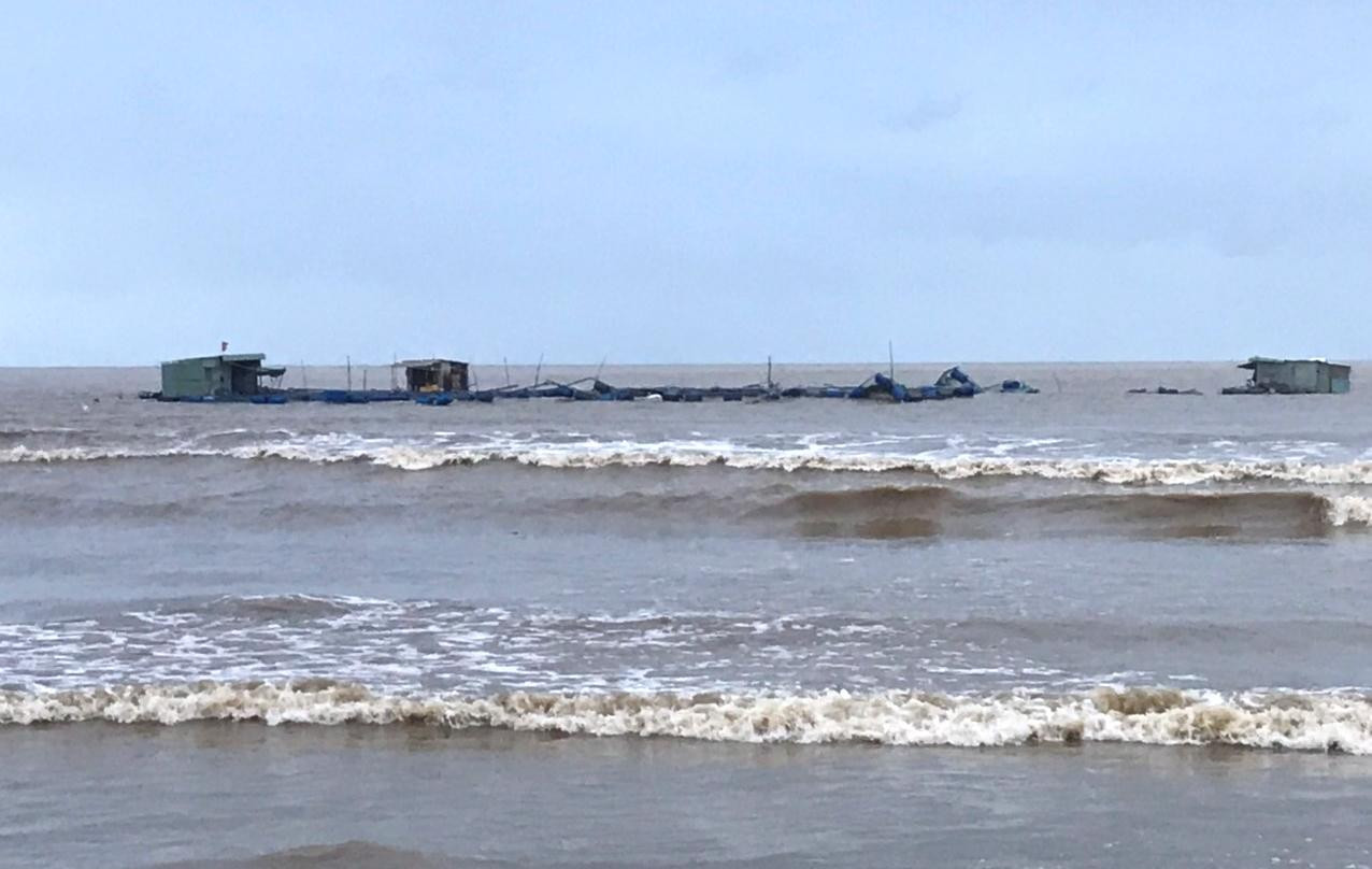 Nhiều lồng bè nuôi cá của người dân Quảng Nam bị cuốn ra biển. Nhiều lồng bè nuôi cá của người dân Quảng Nam bị cuốn ra biển.