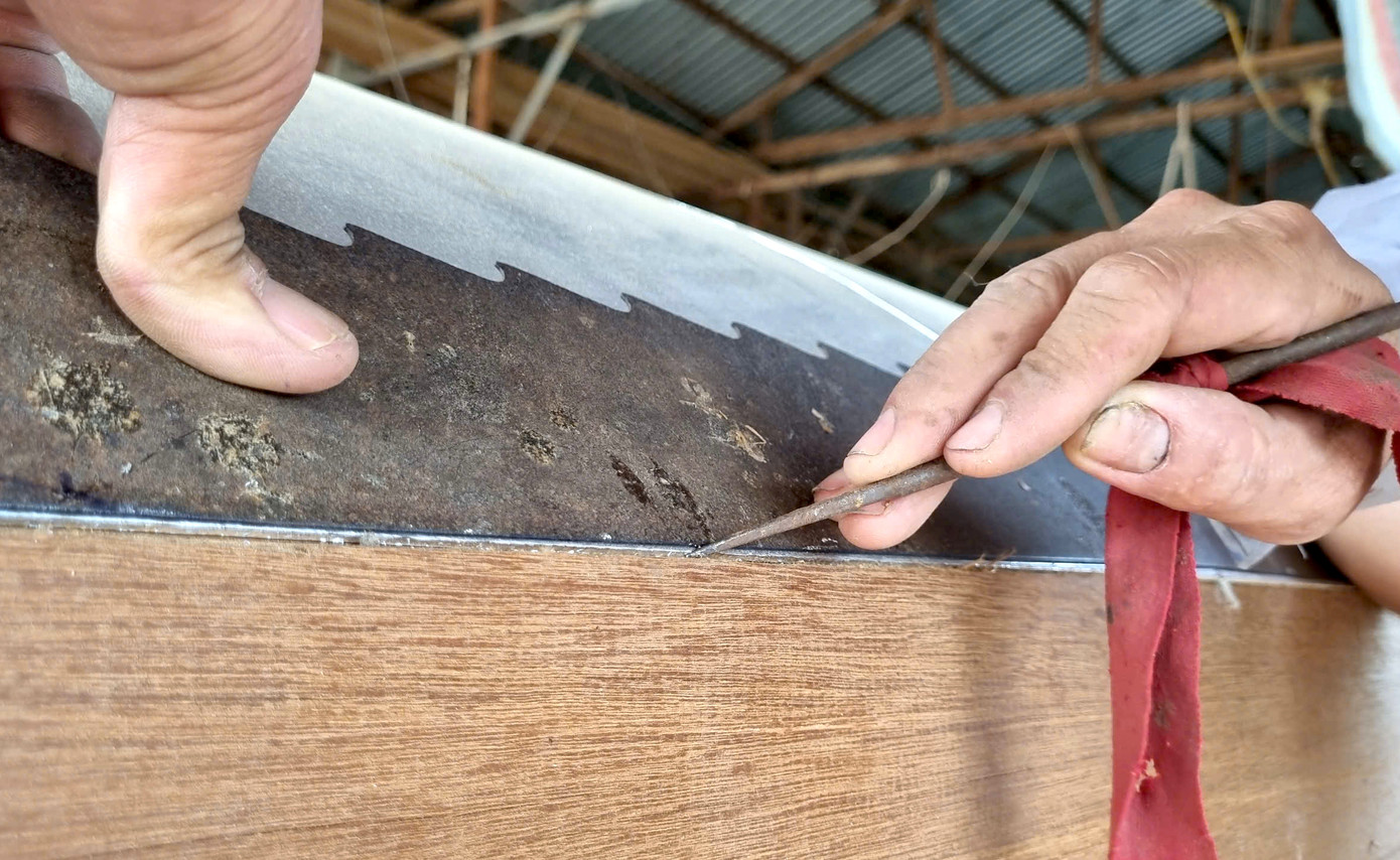 Vật liệu chính tạo nên chiếc ghe đua là gỗ và nhôm. Các công đoạn đều phải kì công, tỉ mỉ. Vật liệu chính tạo nên chiếc ghe đua là gỗ và nhôm. Các công đoạn đều phải kì công, tỉ mỉ.