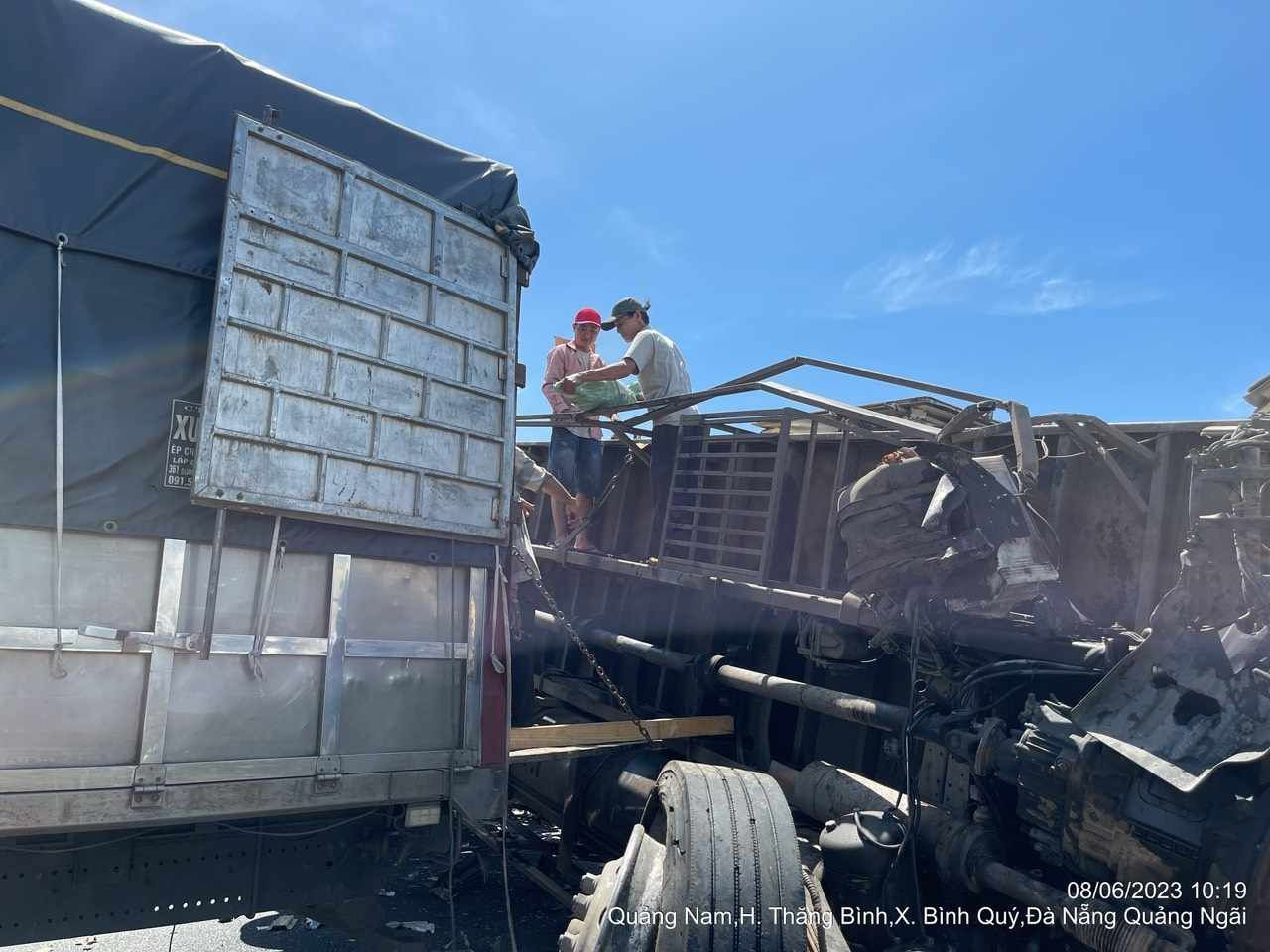 Xe cẩu được điều tới hiện trường để hỗ trợ xử lý.