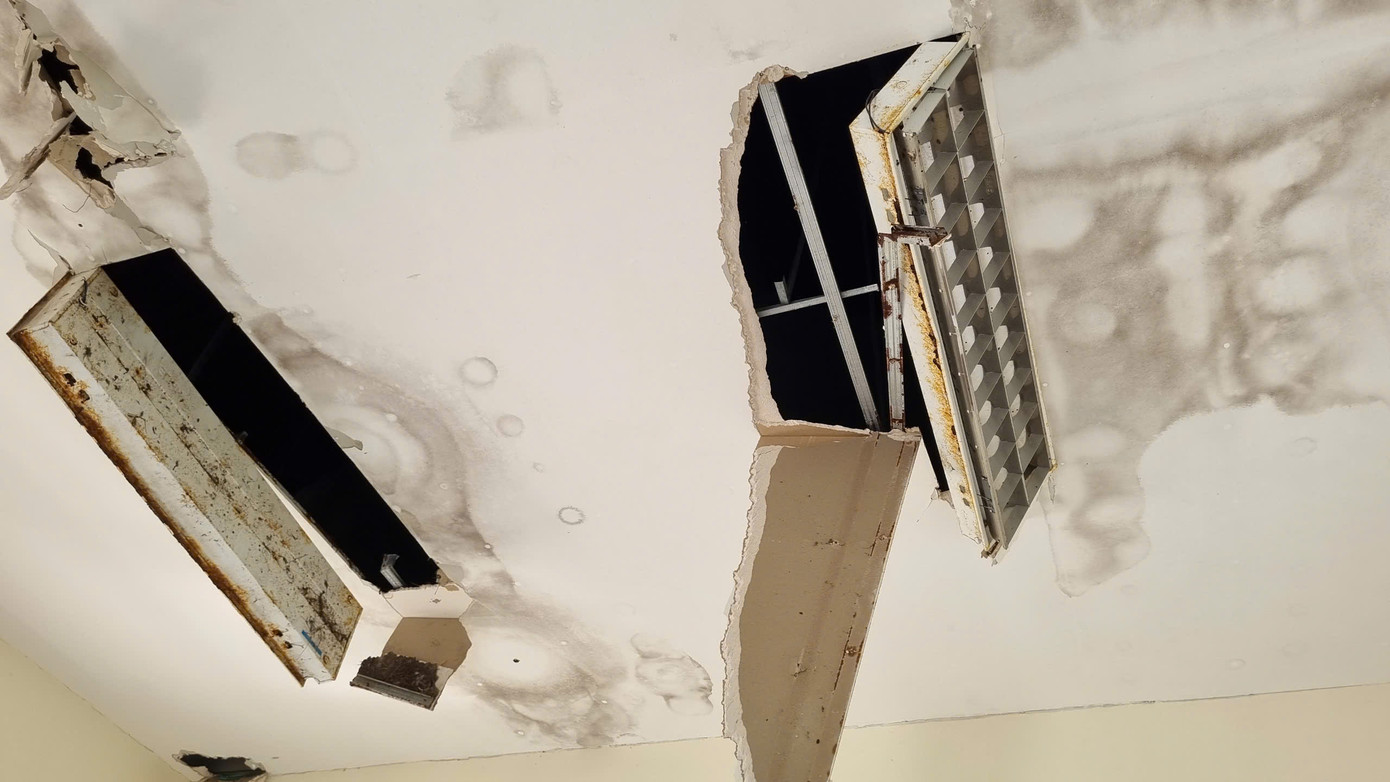 Hình ảnh khu nhà điều hành bỏ không nhiều năm dẫn đến hư hỏng, xuống cấp. Hình ảnh khu nhà điều hành bỏ không nhiều năm dẫn đến hư hỏng, xuống cấp.