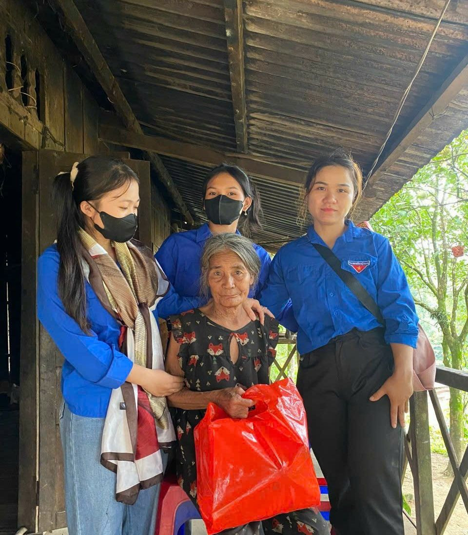 Thăm tặng quà các gia đình chính sách, người có công huyện Nam Trà My. Thăm tặng quà các gia đình chính sách, người có công huyện Nam Trà My.