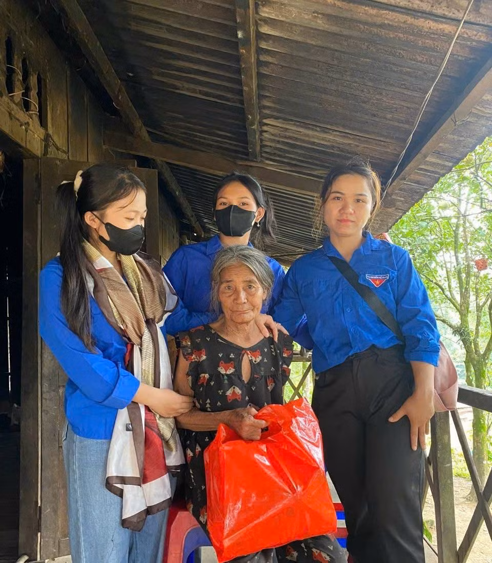 Thăm tặng quà các gia đình chính sách, người có công huyện Nam Trà My.