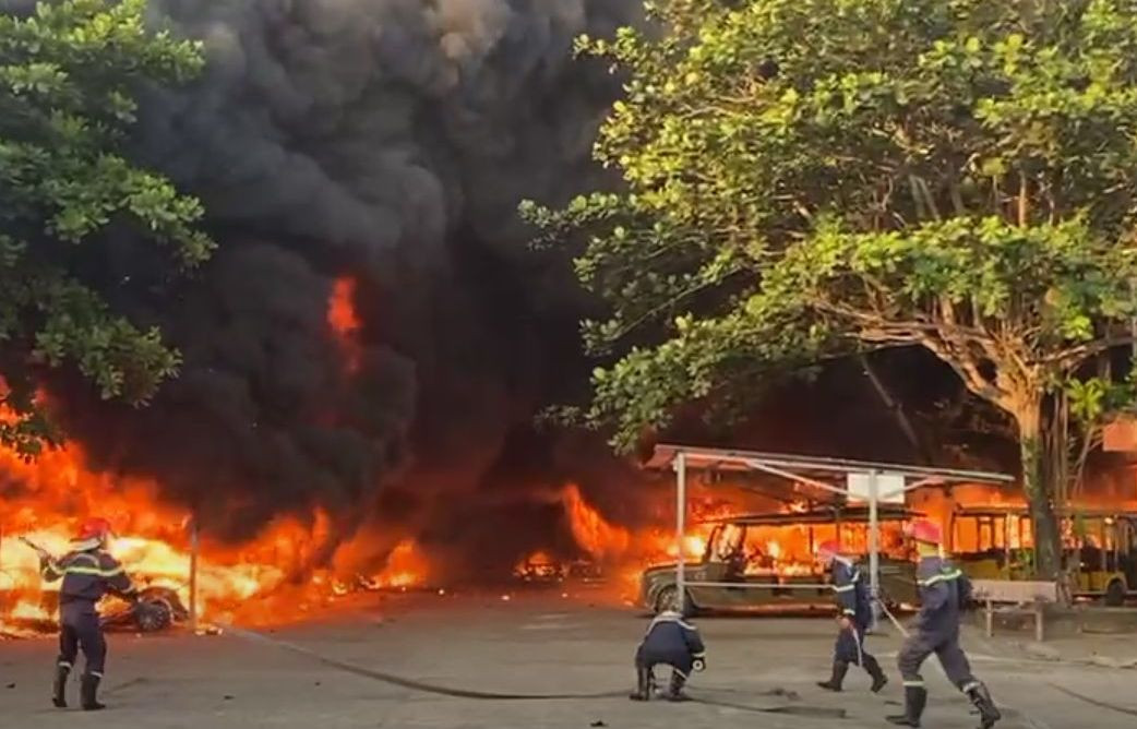 Ngọn lửa bùng lên dữ dội kèm tiếng nổ Ngọn lửa bùng lên dữ dội kèm tiếng nổ