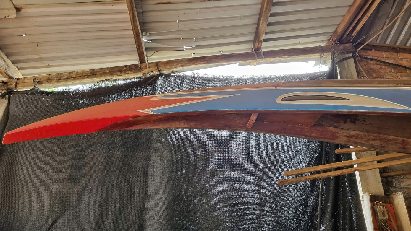 Trên mỗi chiếc ghe đều có mật hiệu, nhìn vào biết xuất xứ ghe của cơ sở nào đóng. Trên mỗi chiếc ghe đều có mật hiệu, nhìn vào biết xuất xứ ghe của cơ sở nào đóng.